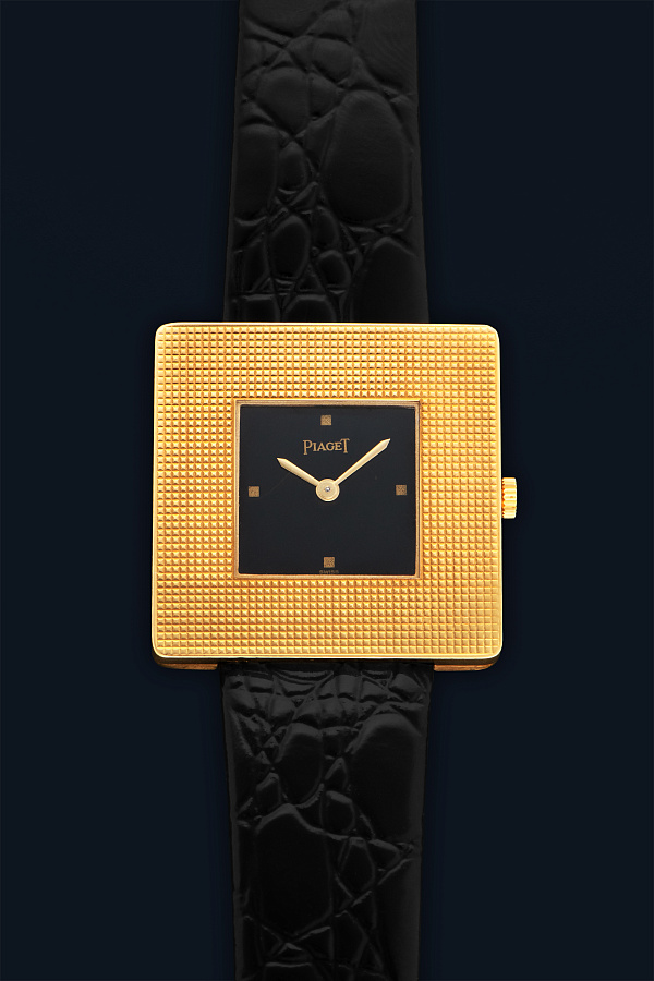Square Clous de Paris Ref. 99014 in 18k Yellow Gold