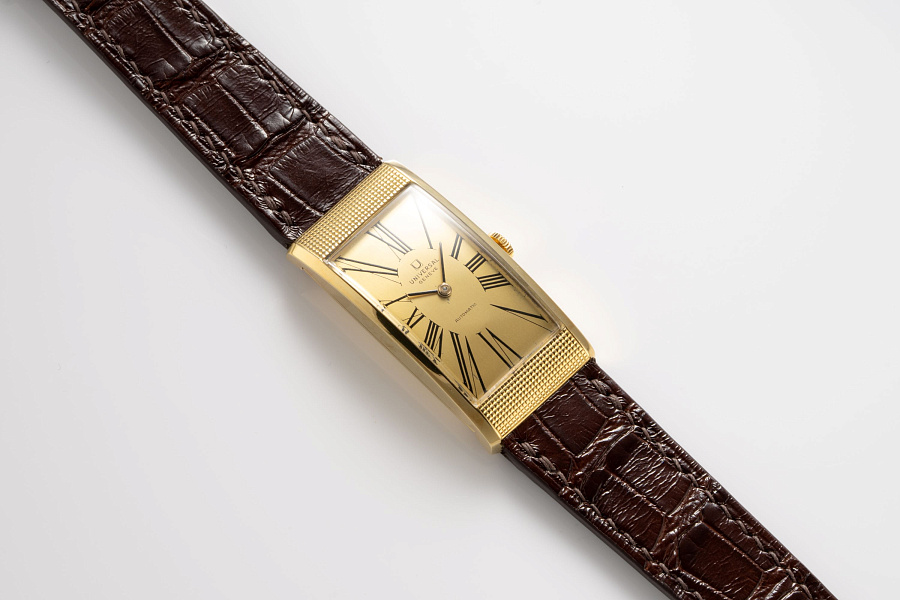 Automatic Curved Watch Ref. 124105 in 18k Yellow Gold