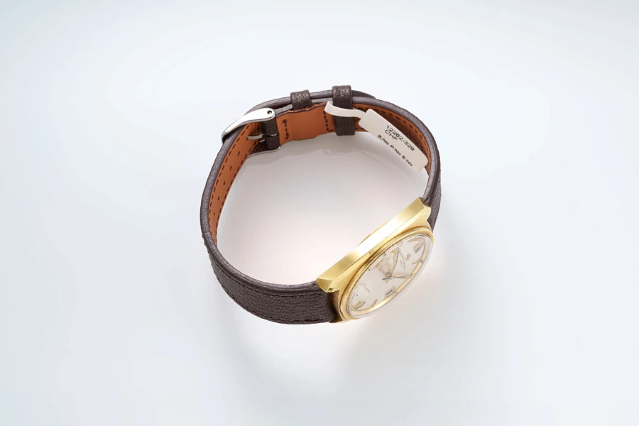 Cushion Case in 18k Yellow Gold