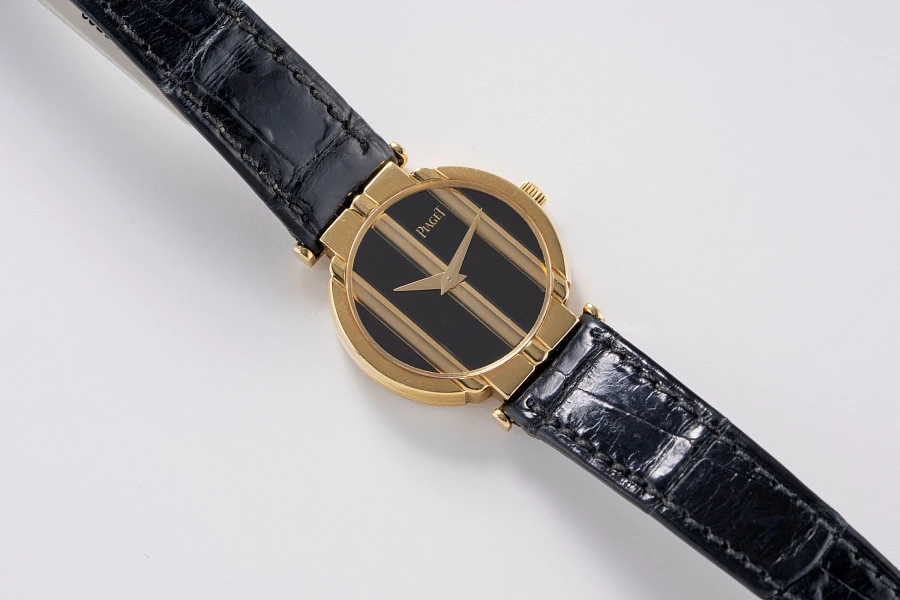 Onyx Ref. 8263 in 18k Yellow Gold