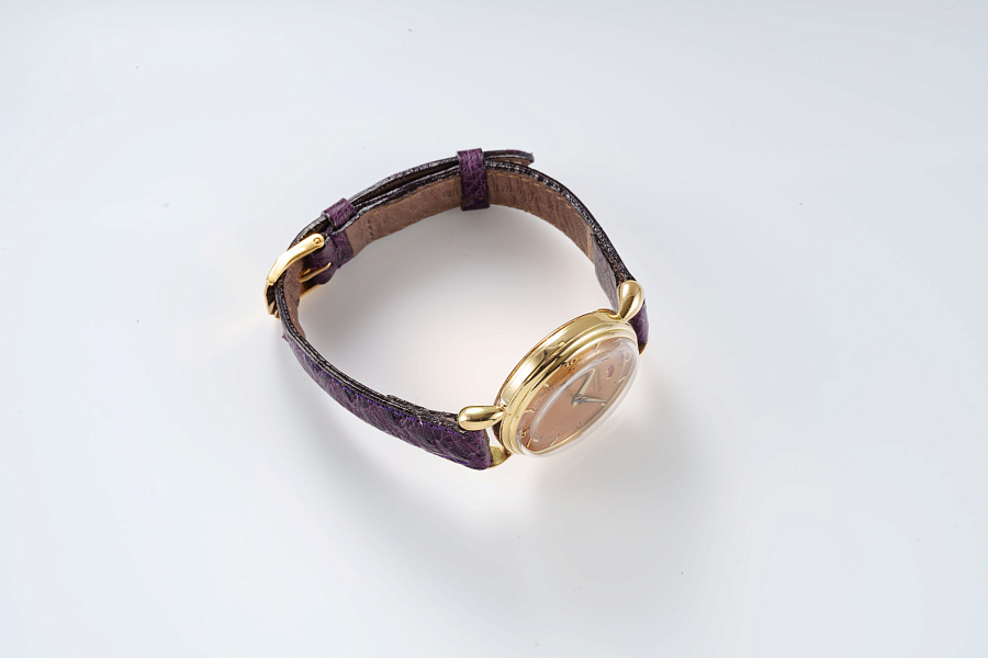 Teardrop Lugs Dress Watch with Power Reserve in 18k Yellow Gold
