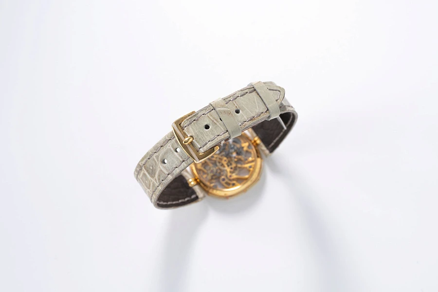 Piece Unique Mother of Pearl Ref. G2727 in 18k Yellow Gold