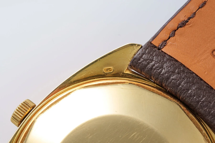 Cushion Case in 18k Yellow Gold