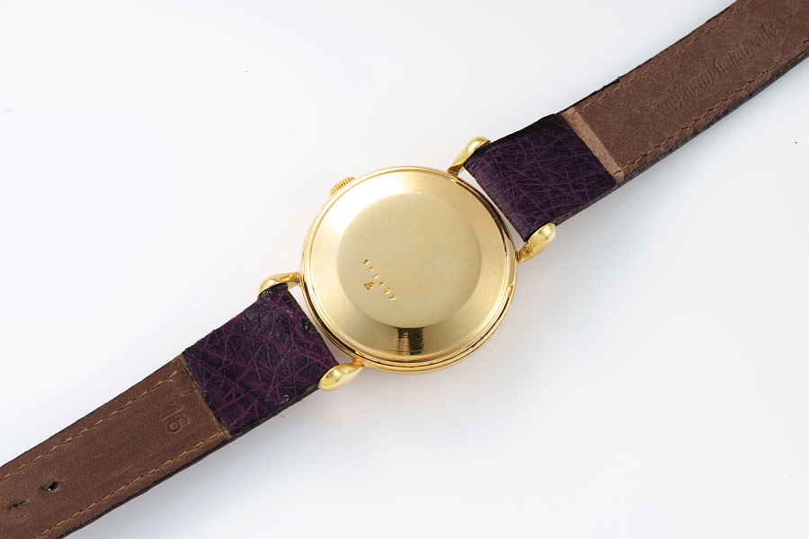 Teardrop Lugs Dress Watch with Power Reserve in 18k Yellow Gold