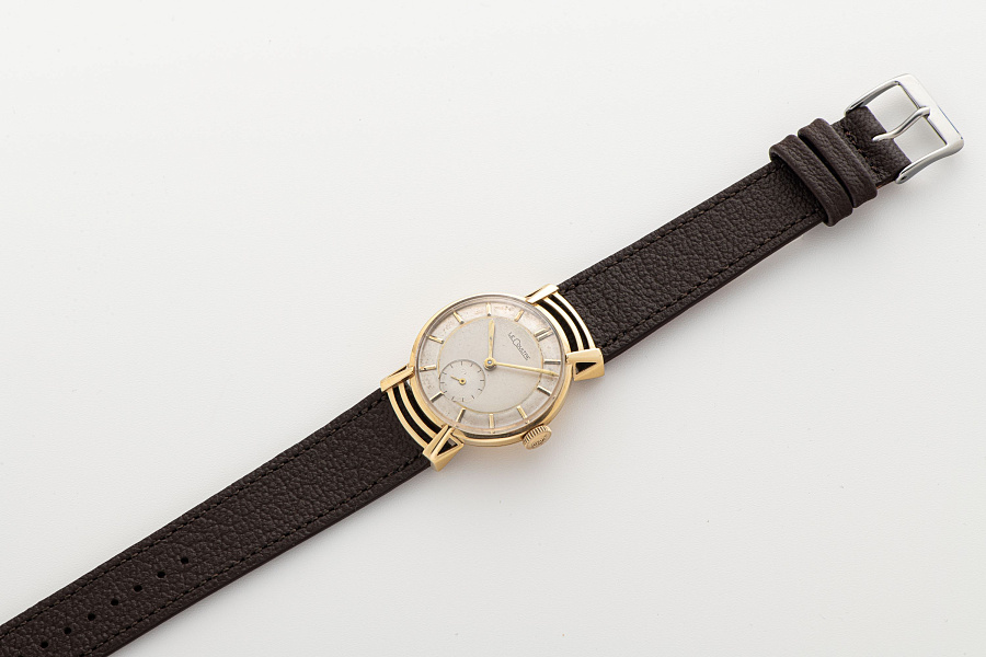 Shrouded Lugs Dress Watch in 18k Yellow Gold