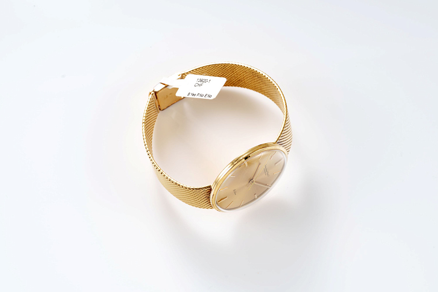 De Luxe Ref. 1210 in 18k Yellow Gold