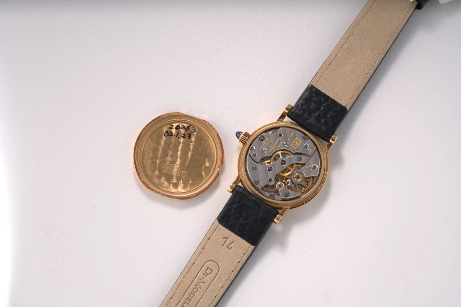 Classique Ladies Watch in 18k Yellow Gold