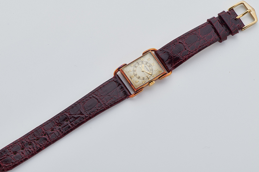 Rectangular Dress Watch in 14k Yellow Gold with Intense Pink Patina