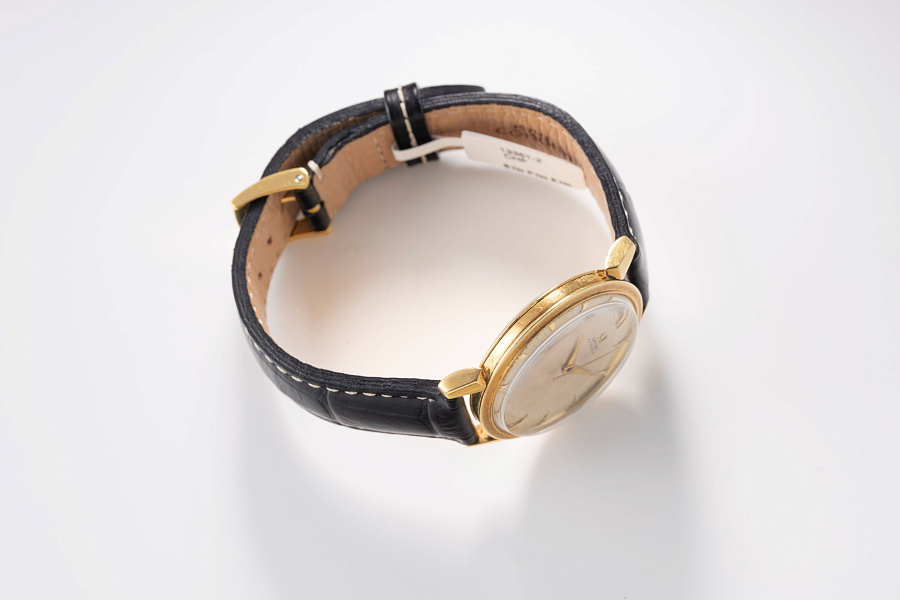 Bumper Automatic Dress Watch Ref. 2710 in 18k Yellow Gold