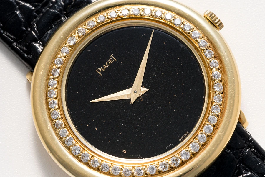 Diamond Bezel Ref. 9046 in 18k Yellow Gold