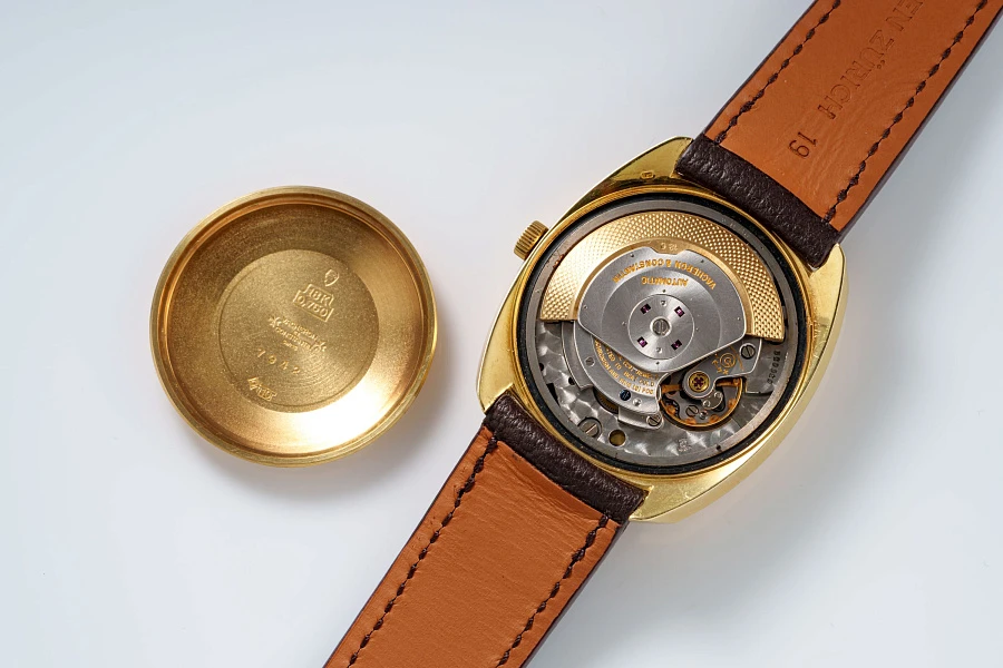 Cushion Case in 18k Yellow Gold