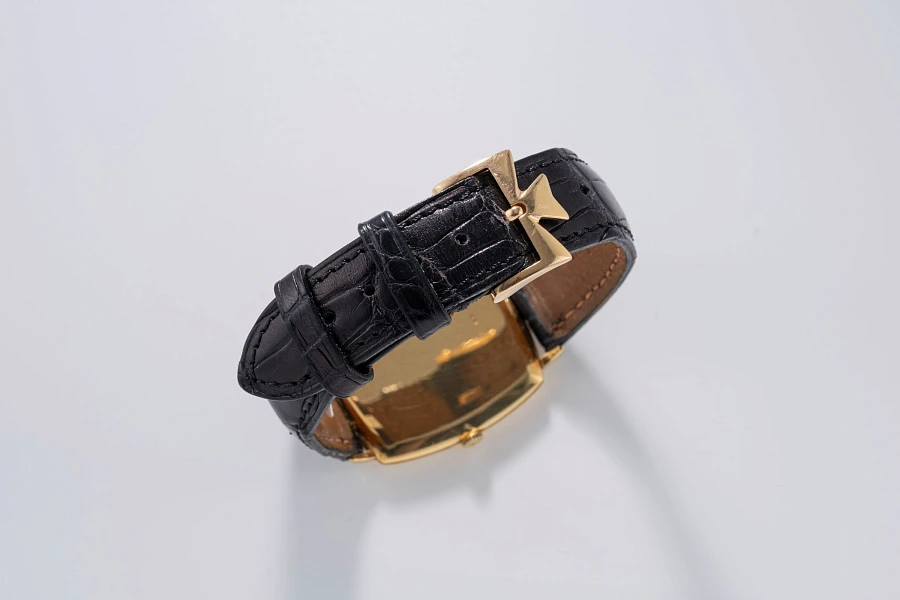 Vertical TV-Dial Watch Ref. 39202 in 18k Yellow Gold