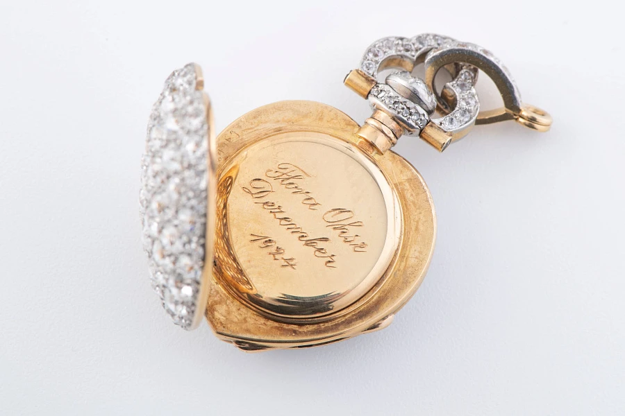 1920s Heart-Shaped Pendant Watch in 18k Yellow Gold with Diamonds