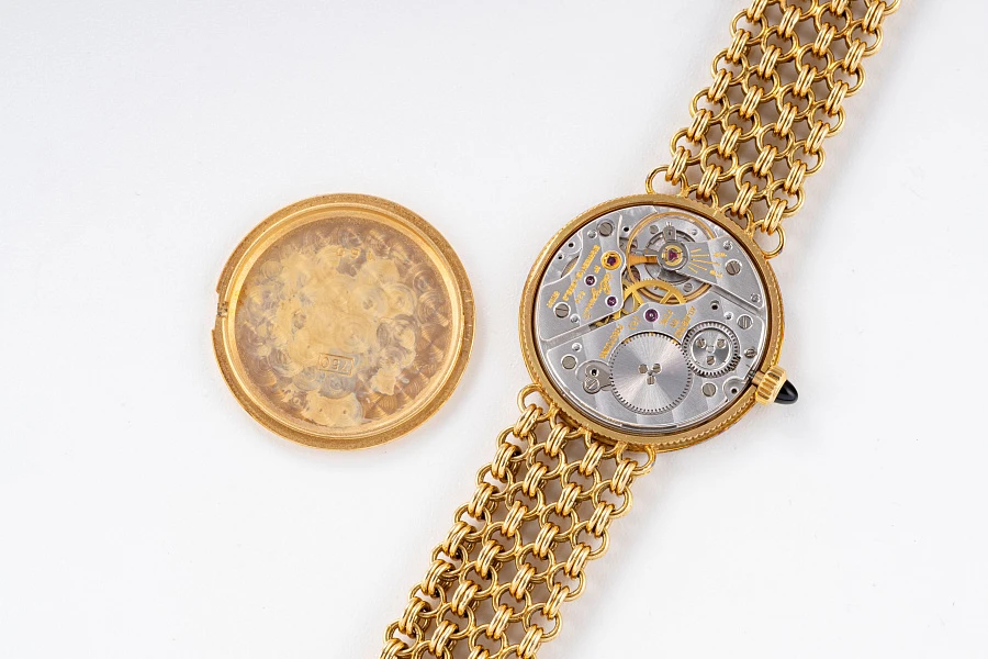 Ladies Watch on Mesh Bracelet in 18k Yellow Gold