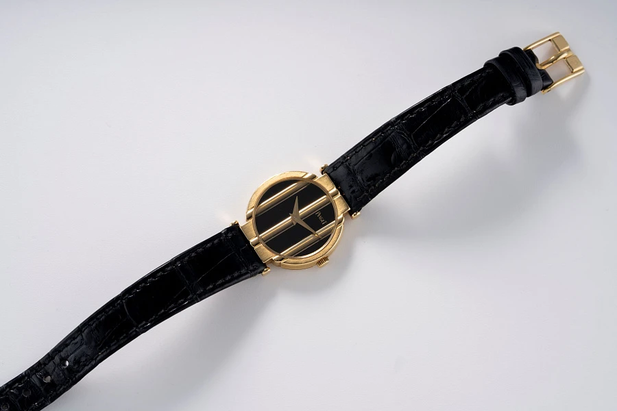 Onyx Ref. 8263 in 18k Yellow Gold