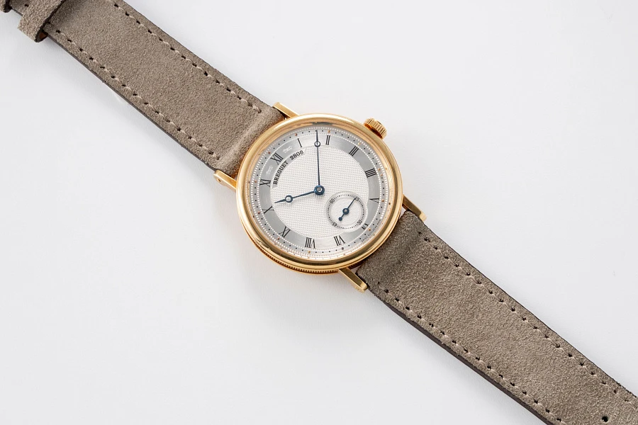 Classique Ref. 5907 in 18k Yellow Gold