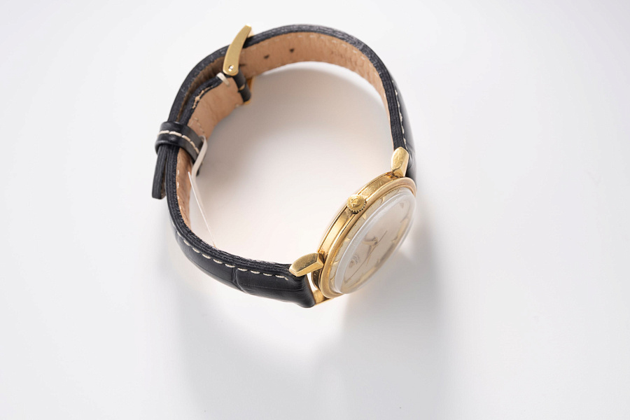 Bumper Automatic Dress Watch Ref. 2710 in 18k Yellow Gold