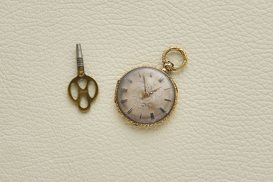 Small Pocket Watch 18k Yellow-Gold 32mm with Key