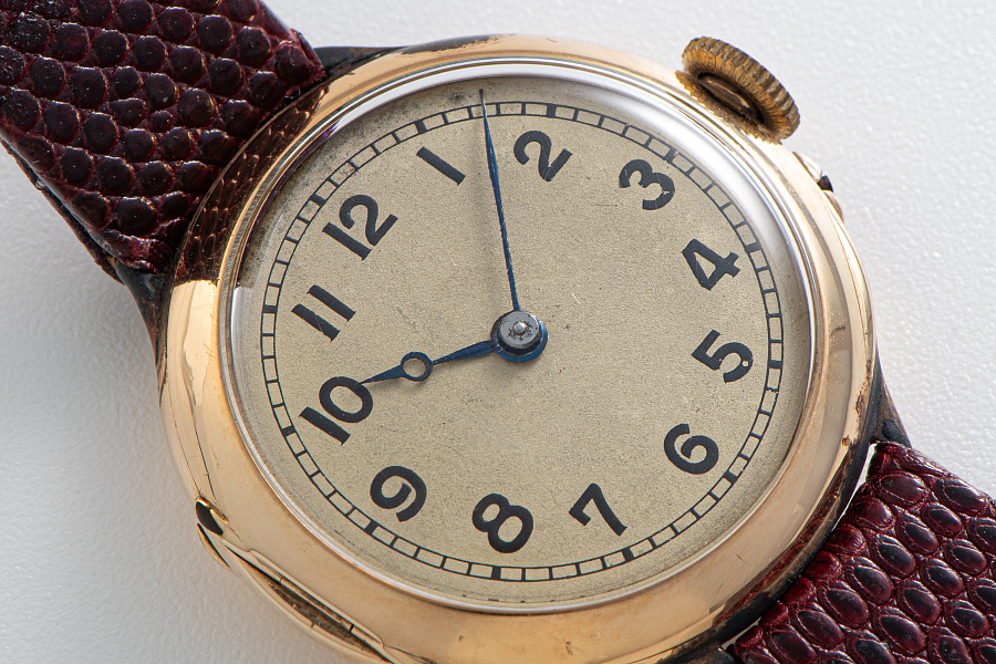 1920s  Wristwatch in 14k Yellow Gold