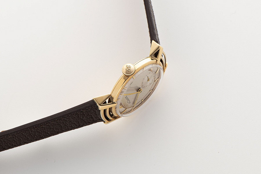 Shrouded Lugs Dress Watch in 18k Yellow Gold