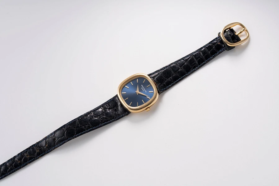 Ladies Ellipse Ref. 4223 in 18k Yellow Gold