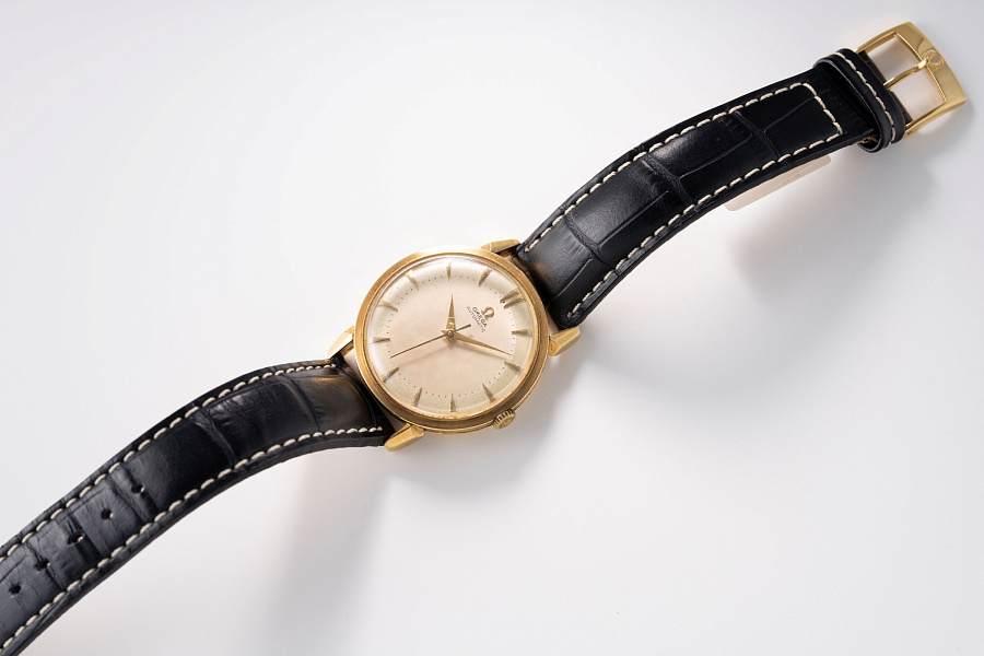 Bumper Automatic Dress Watch Ref. 2710 in 18k Yellow Gold