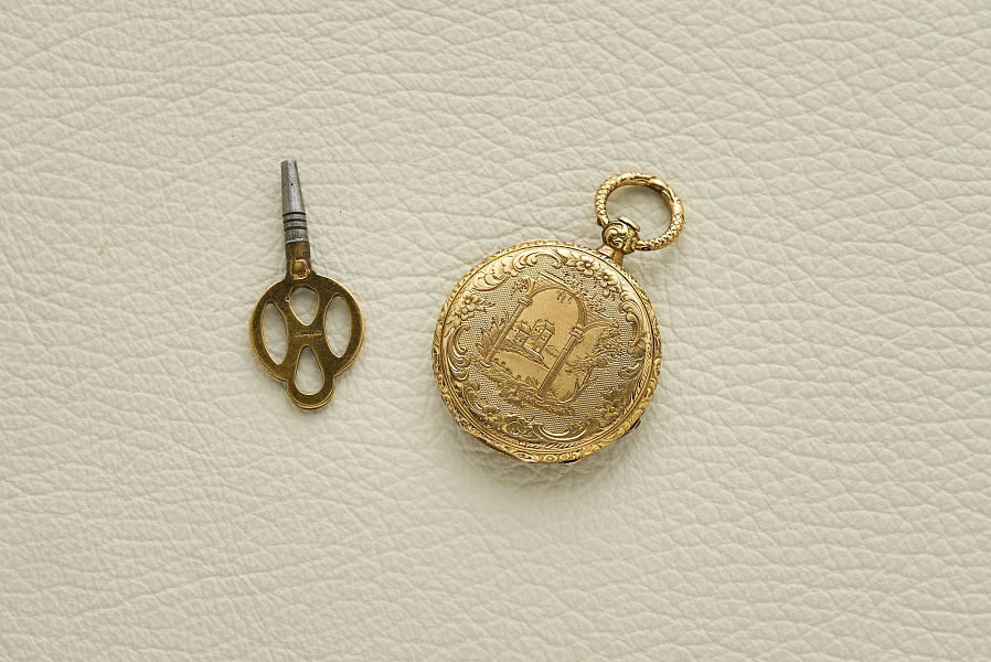 Small Pocket Watch 18k Yellow-Gold 32mm with Key