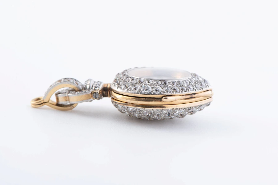 1920s Heart-Shaped Pendant Watch in 18k Yellow Gold with Diamonds