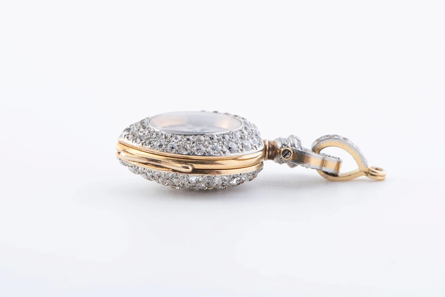1920s Heart-Shaped Pendant Watch in 18k Yellow Gold with Diamonds