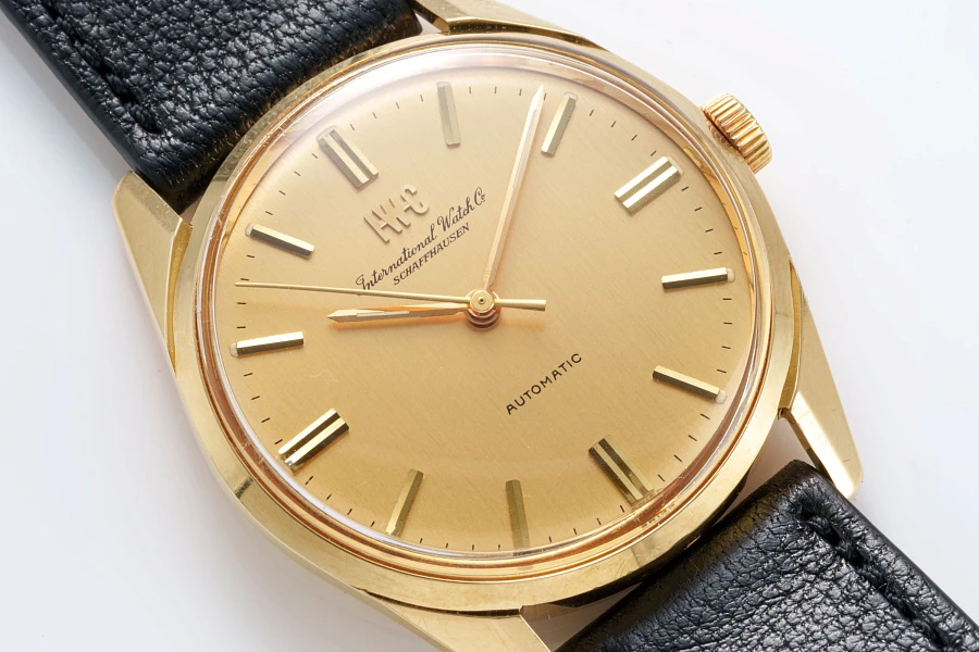 Angular Dress Watch Ref. 1810 in 18k Yellow Gold