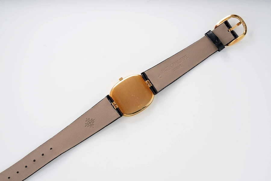 Ellipse 'Gübelin' Double-Signed in 18k Yellow Gold