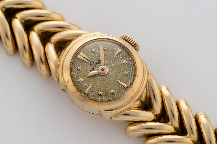 Ladies Watch Ref. 7001 in 18k Yellow Gold