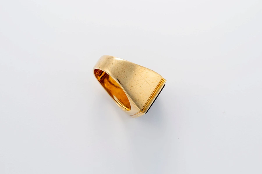 Khanjar-set Wristwatch, onyx Goldring, Lighter, Keychain all in 18k yellow gold