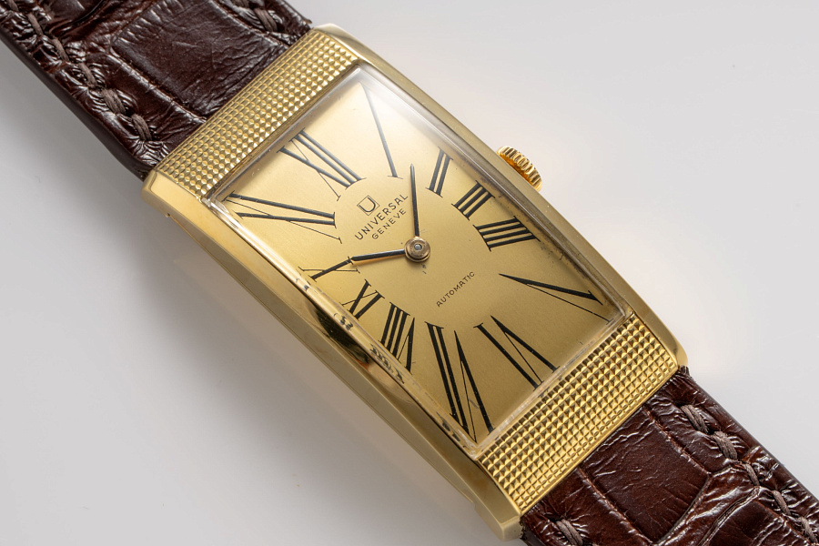 Automatic Curved Watch Ref. 124105 in 18k Yellow Gold