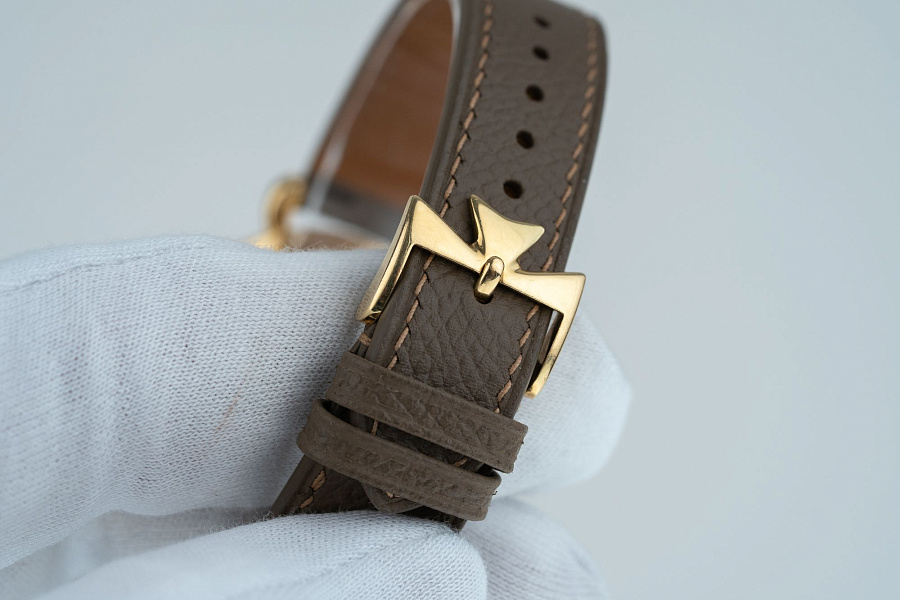 Fancy Lugs 18K Yellow Gold