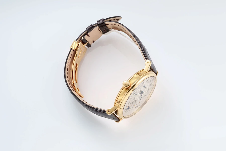 Classique Ref. 7337 in 18k Yellow Gold