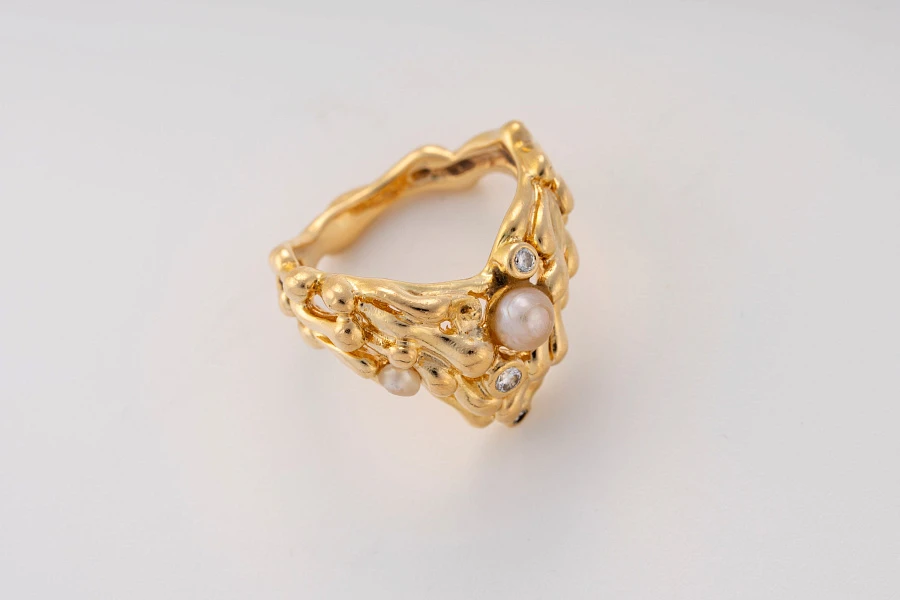 Set of a Watch and Complementary Jewelry in 18k Yellow Gold