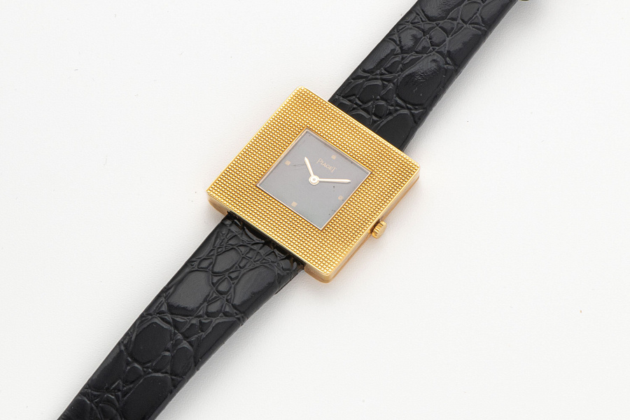 Square Clous de Paris Ref. 99014 in 18k Yellow Gold
