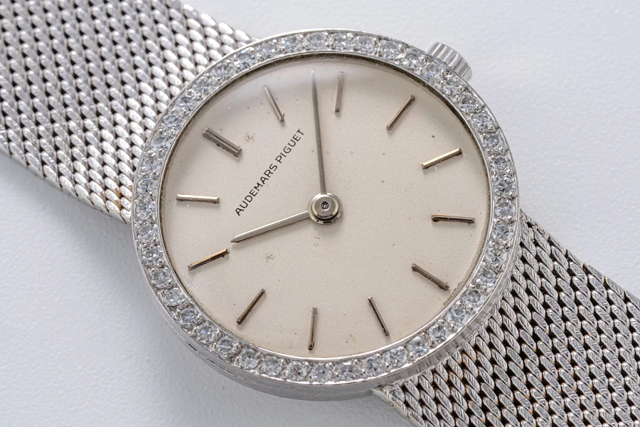Ladies Watch in 18k White Gold with Diamond Bezel