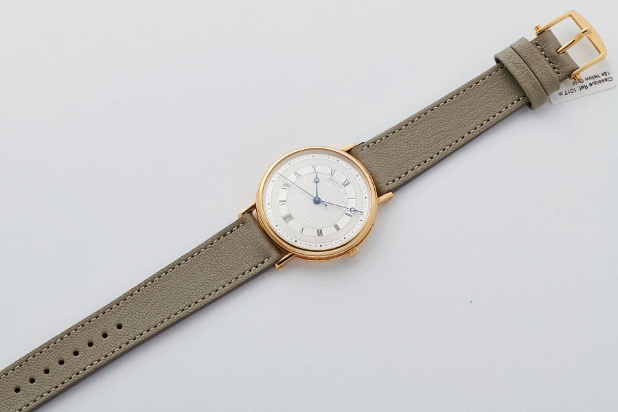 Classique Ref. 5930 in 18k Yellow Gold