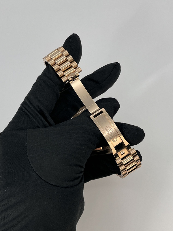 Day-Date 228235 Everose Olive Dial