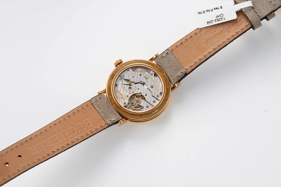 Classique Ref. 5907 in 18k Yellow Gold