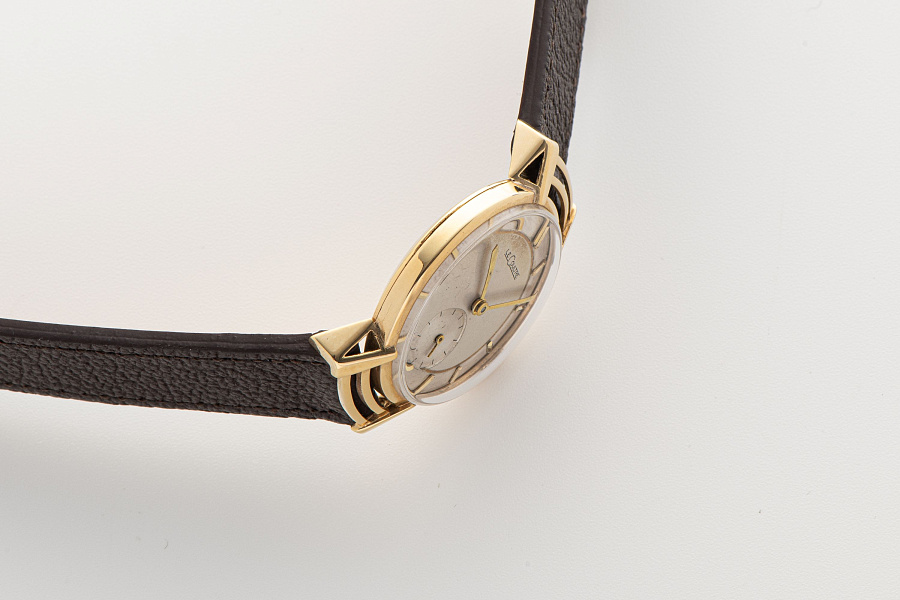 Shrouded Lugs Dress Watch in 18k Yellow Gold