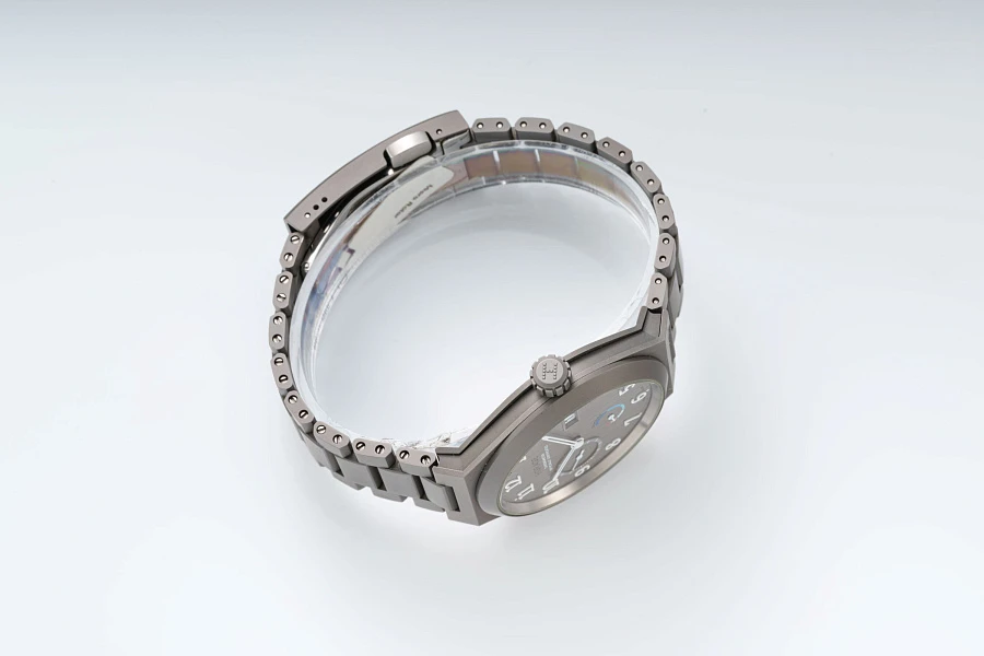 Autark 10 Years Edition in Titanium