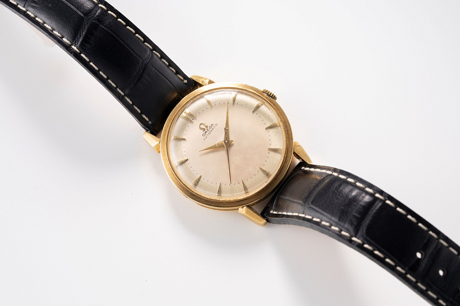 Bumper Automatic Dress Watch Ref. 2710 in 18k Yellow Gold