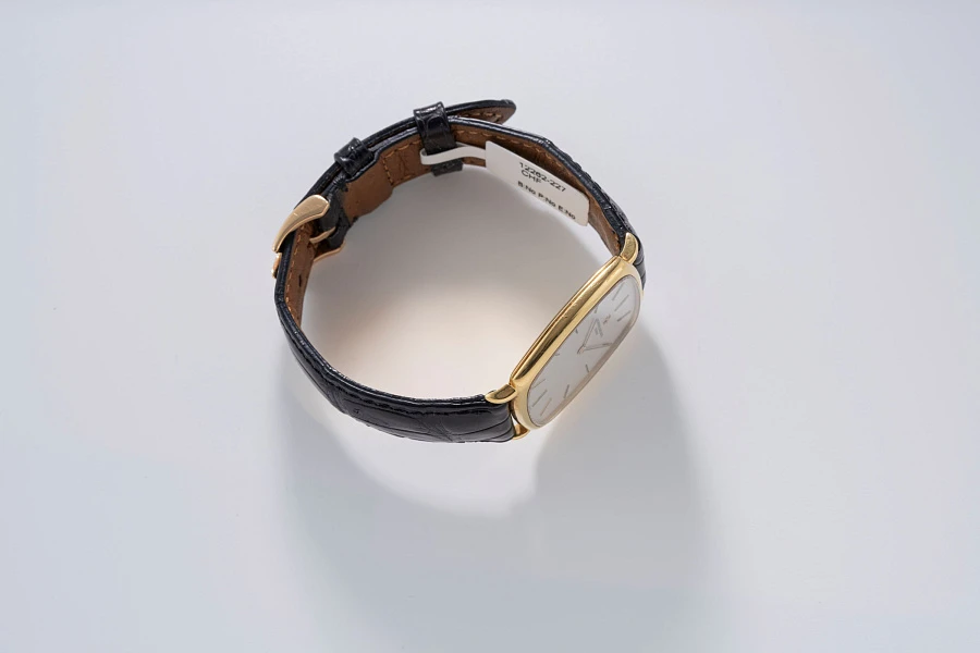 Vertical TV-Dial Watch Ref. 39202 in 18k Yellow Gold
