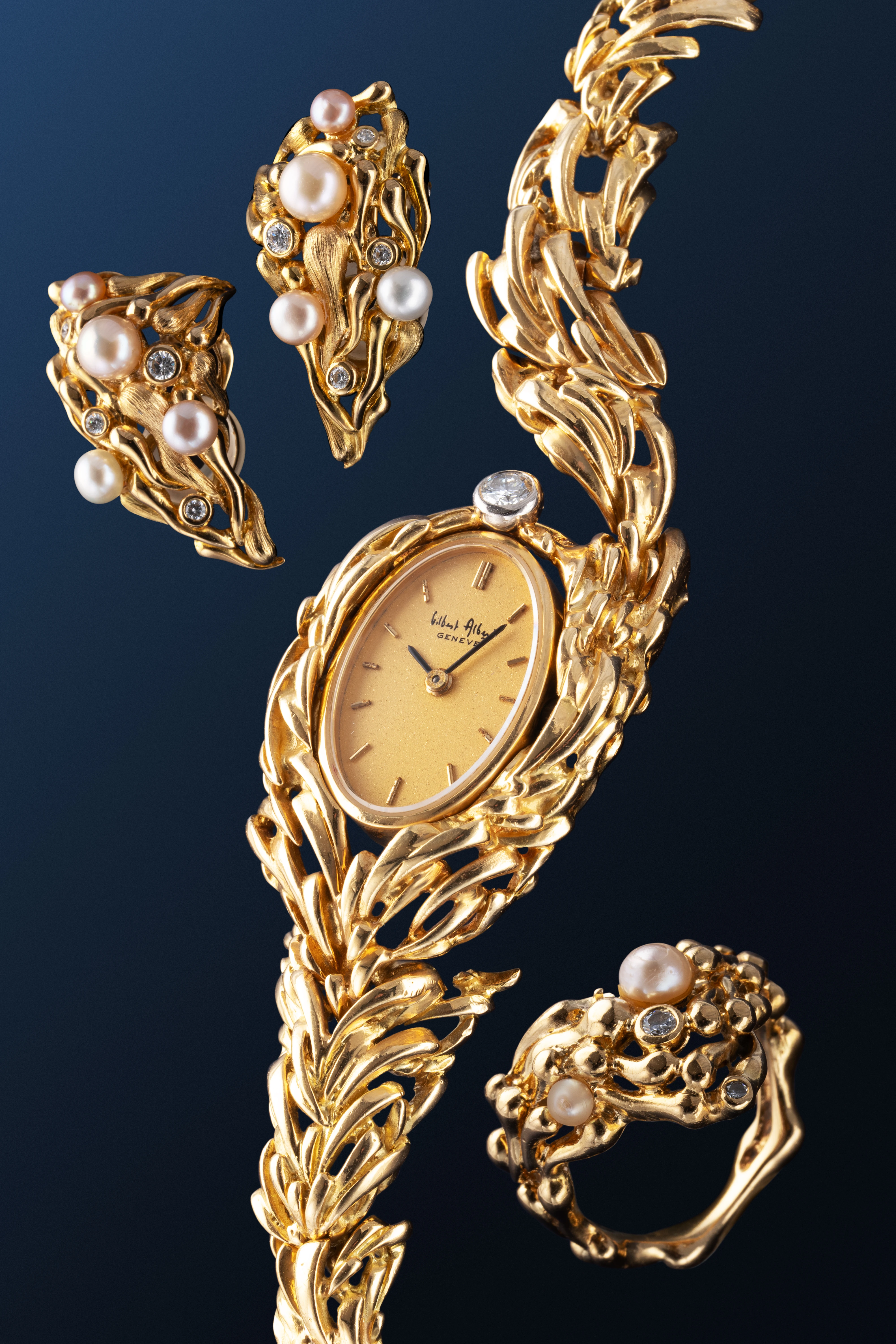 Set of a Watch and Complementary Jewelry in 18k Yellow Gold