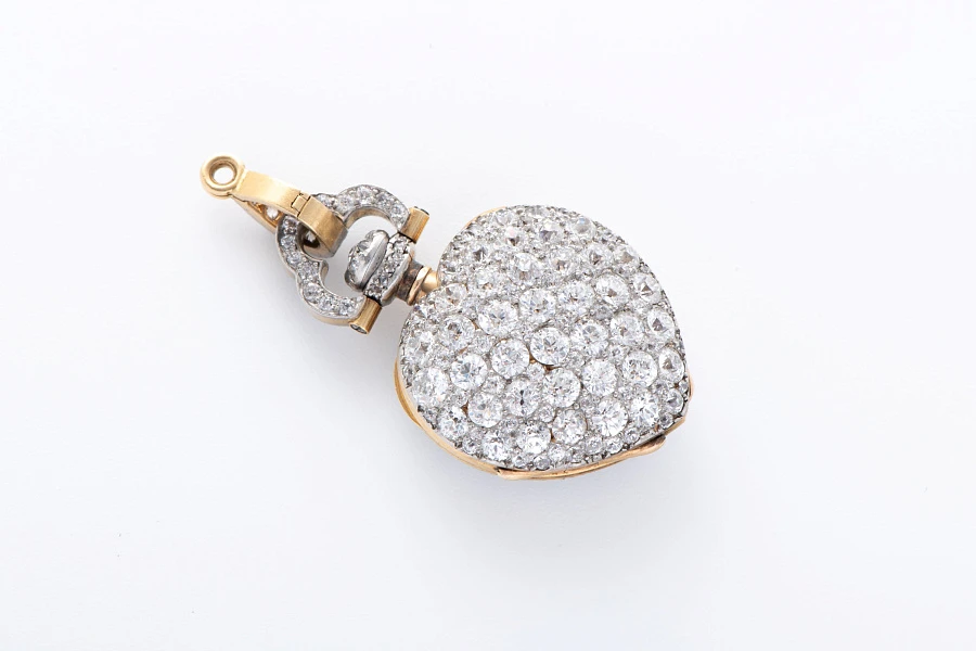 1920s Heart-Shaped Pendant Watch in 18k Yellow Gold with Diamonds