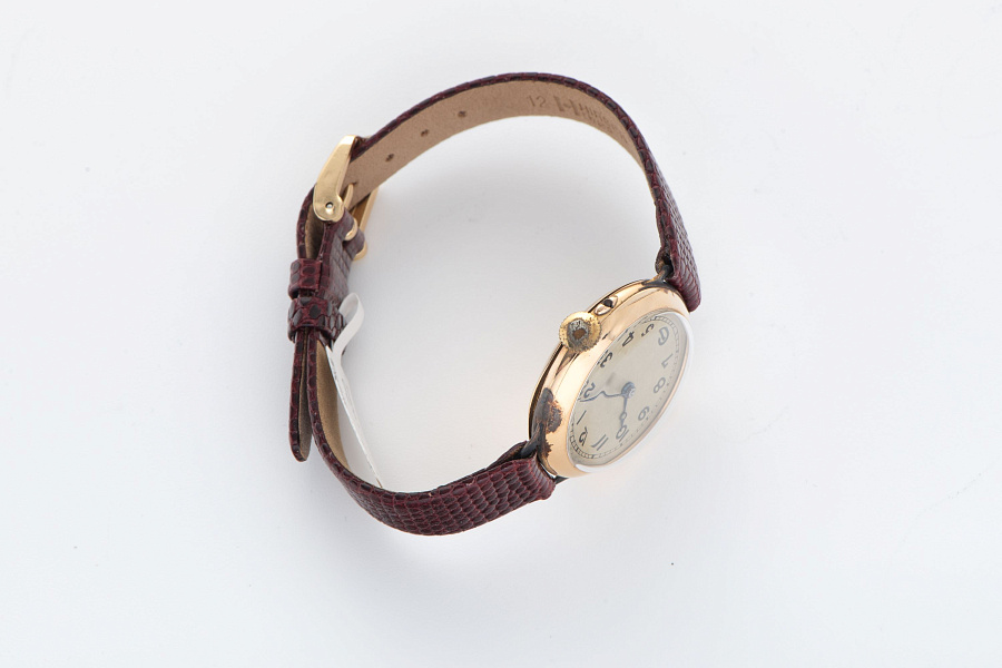 1920s  Wristwatch in 14k Yellow Gold