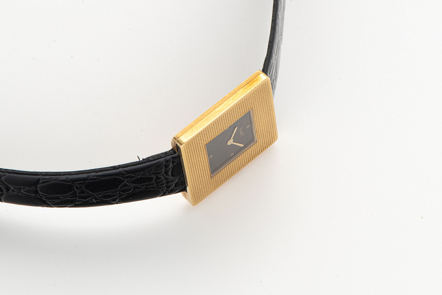 Square Clous de Paris Ref. 99014 in 18k Yellow Gold